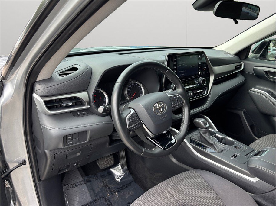 Used 2020 Toyota Highlander LE FWD image 6