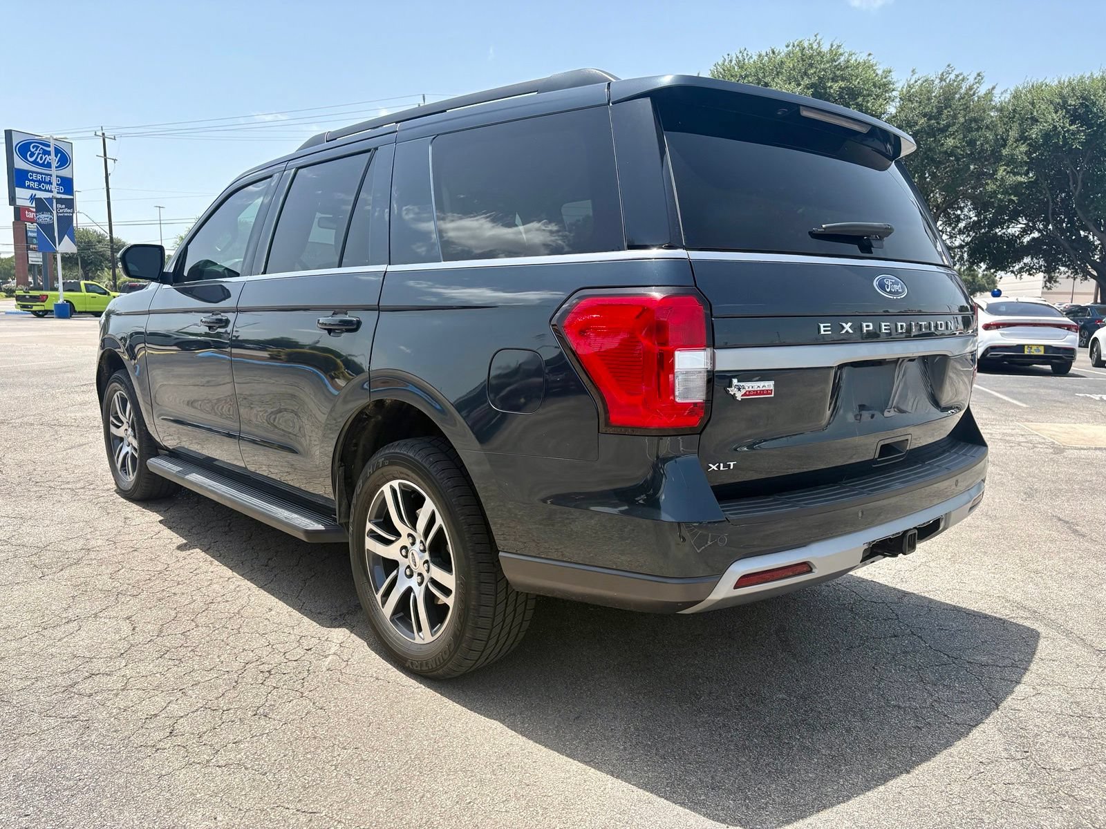 Used 2024 Ford Expedition XLT RWD image 3