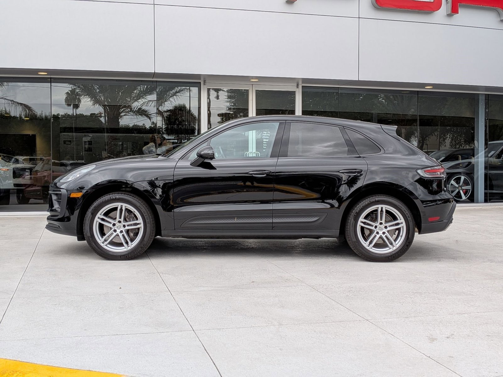 Certified 2025 Porsche Macan AWD/4WD image 2