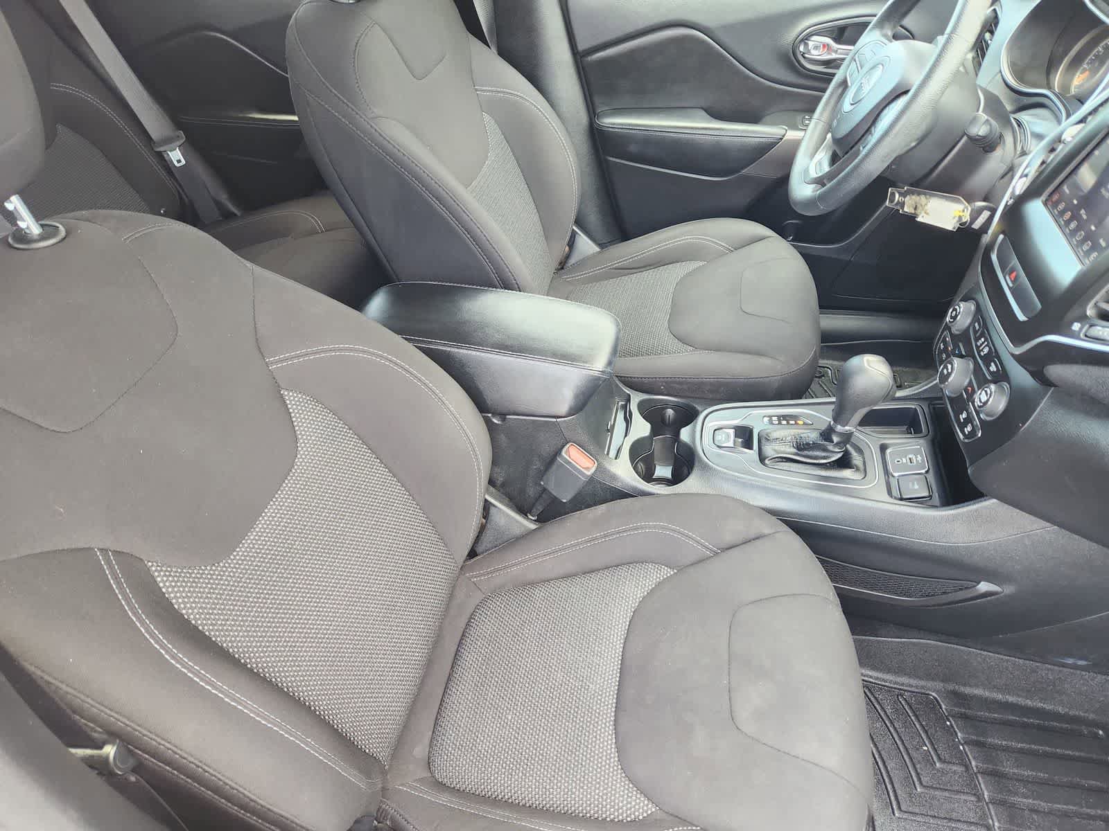 Used 2019 Jeep Cherokee Latitude w/ Popular Appearance Group FWD image 12