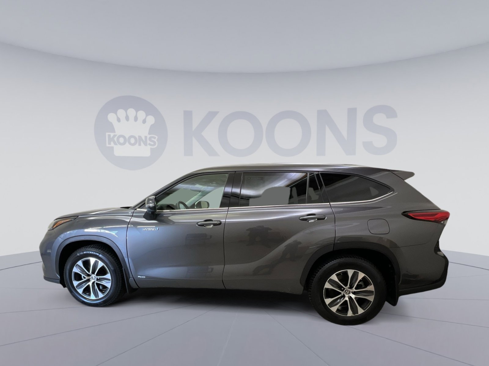 Used 2021 Toyota Highlander XLE image 2