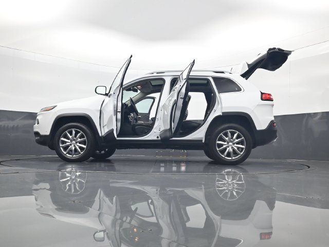Used 2017 Jeep Cherokee Limited w/ Luxury Group AWD/4WD image 34