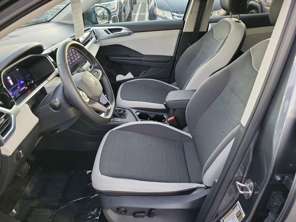 Used 2025 Volkswagen Taos SE w/ Panoramic Sunroof Package image 14