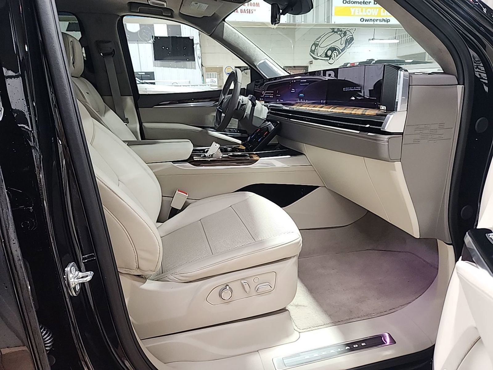 Used 2025 Cadillac Escalade ESV Sport Platinum image 9