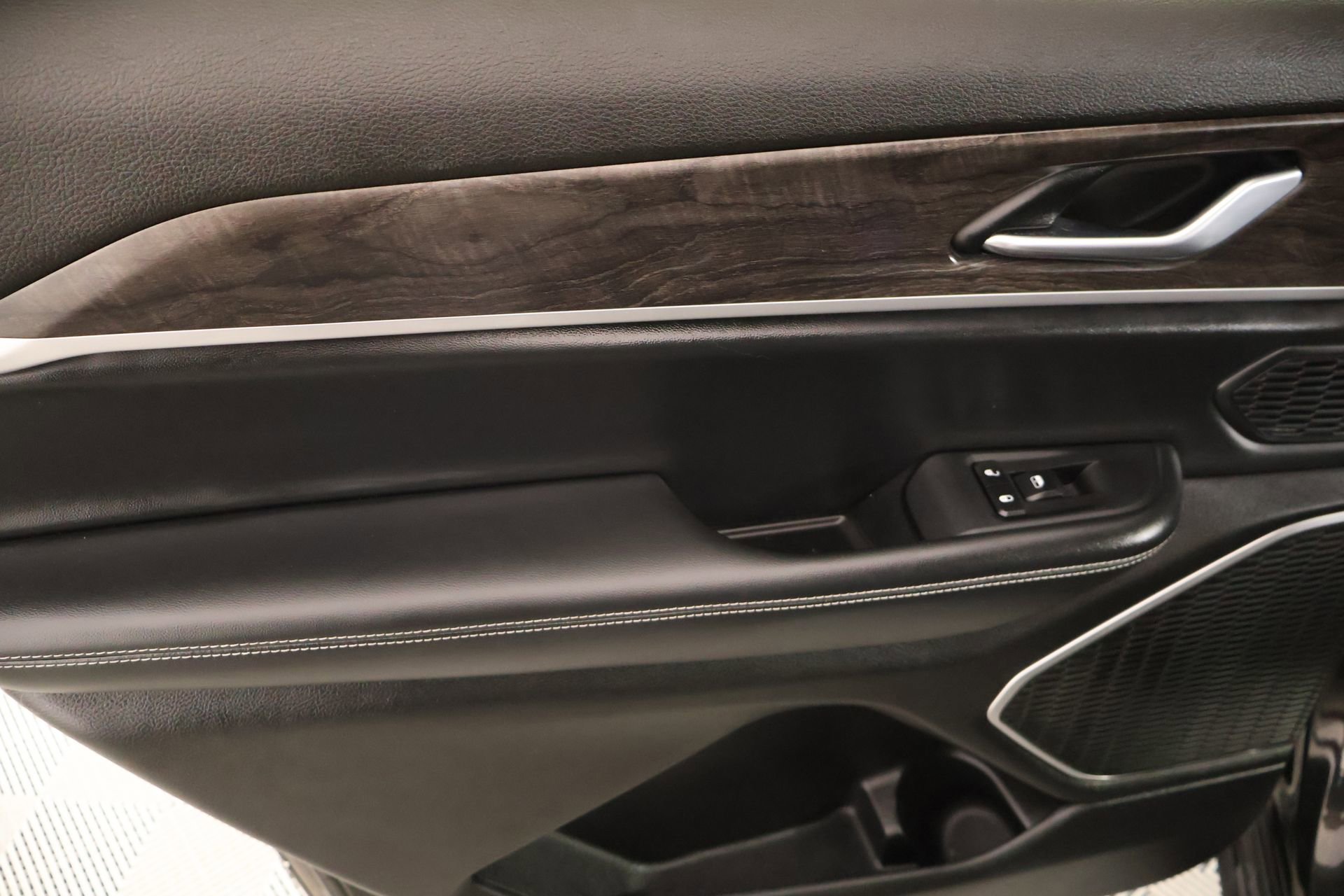 Used 2022 Jeep Grand Cherokee L Limited RWD image 18
