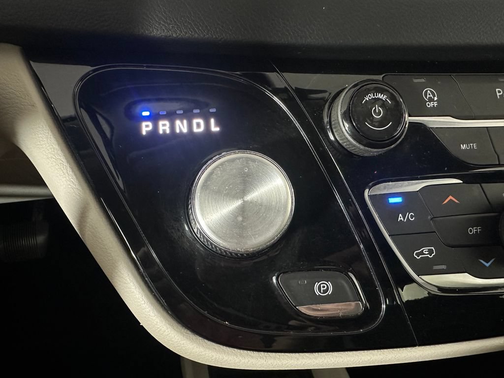 Used 2018 Chrysler Pacifica Touring-L FWD image 19