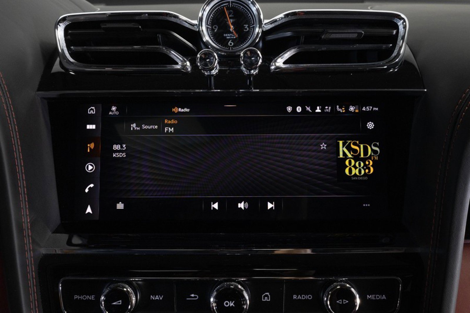 Used 2022 Bentley Bentayga AWD/4WD image 32