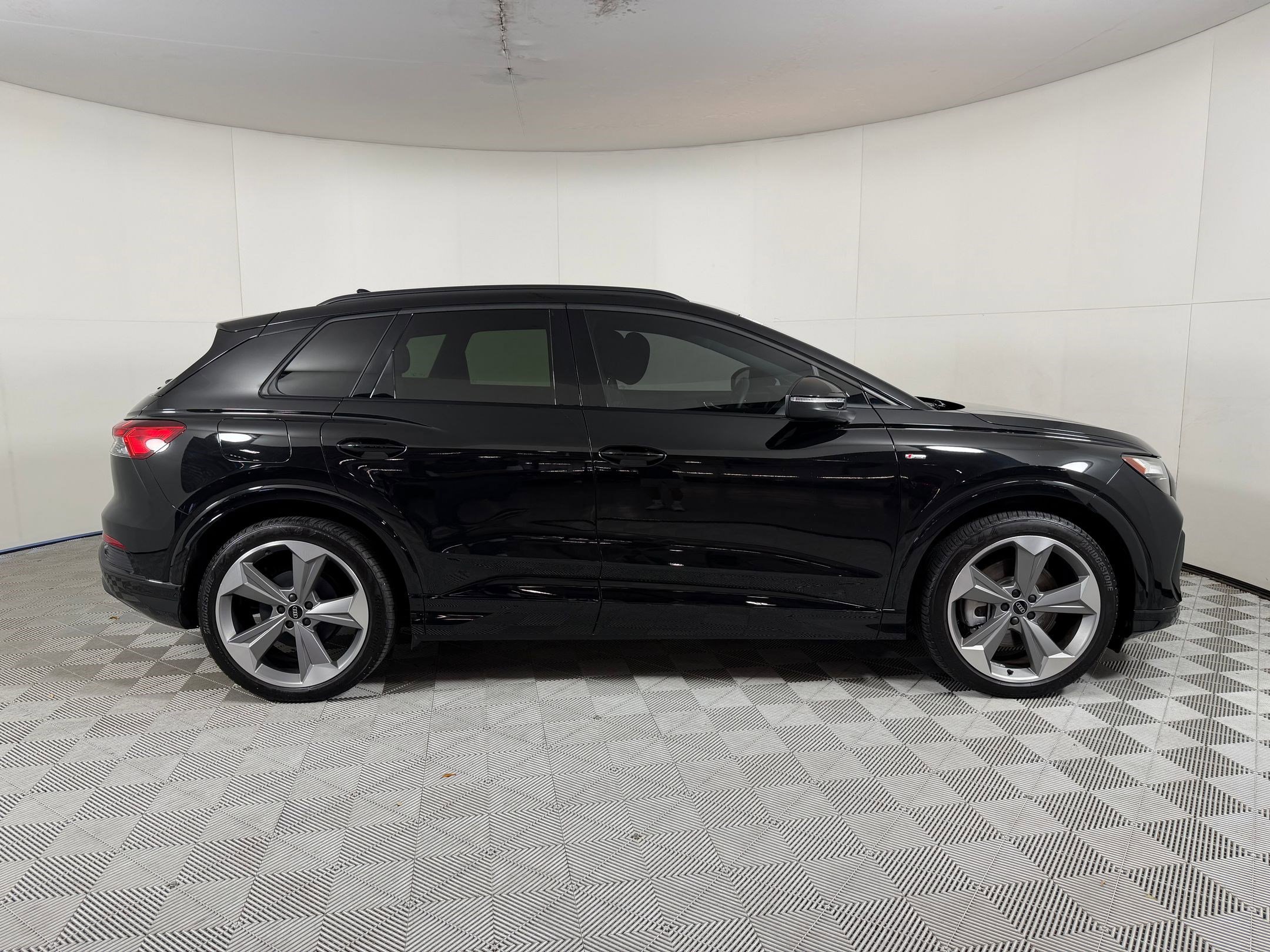 Used 2025 Audi Q4 e-tron Premium Plus image 8