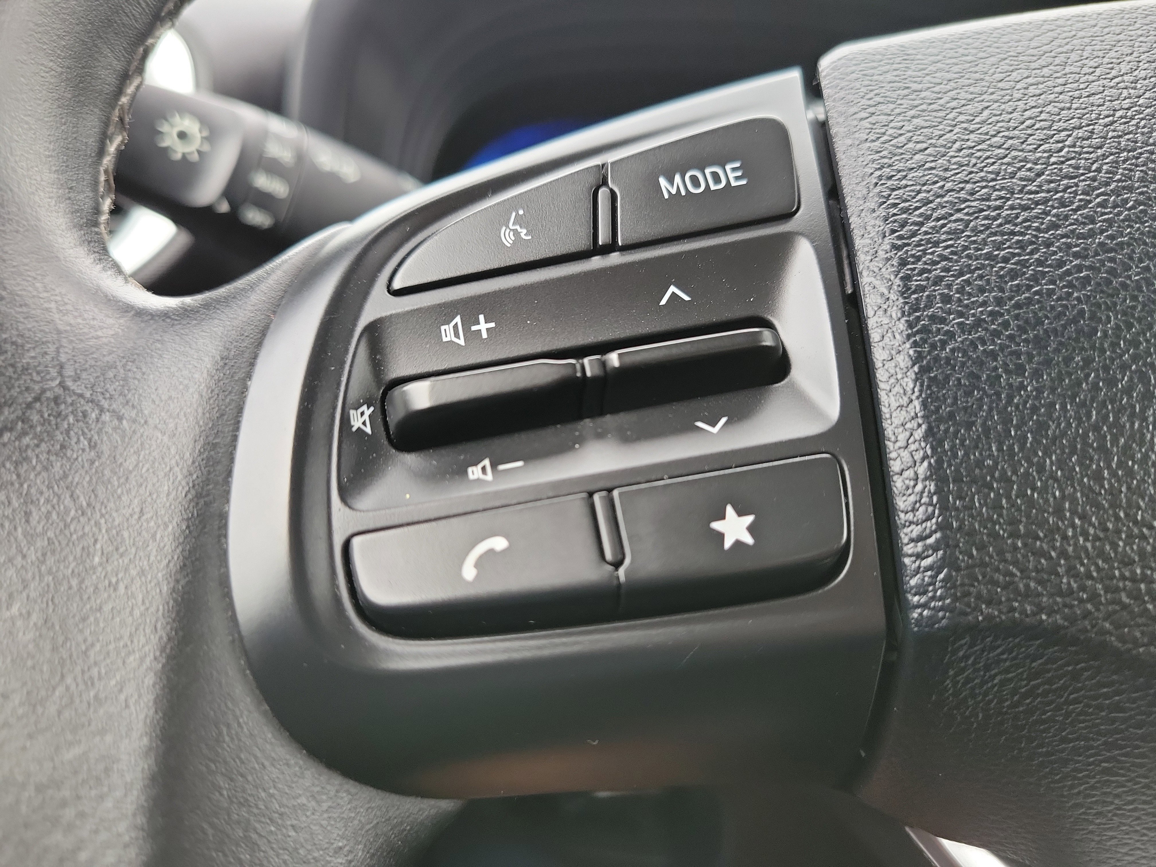 Used 2025 Hyundai Venue SEL FWD image 23