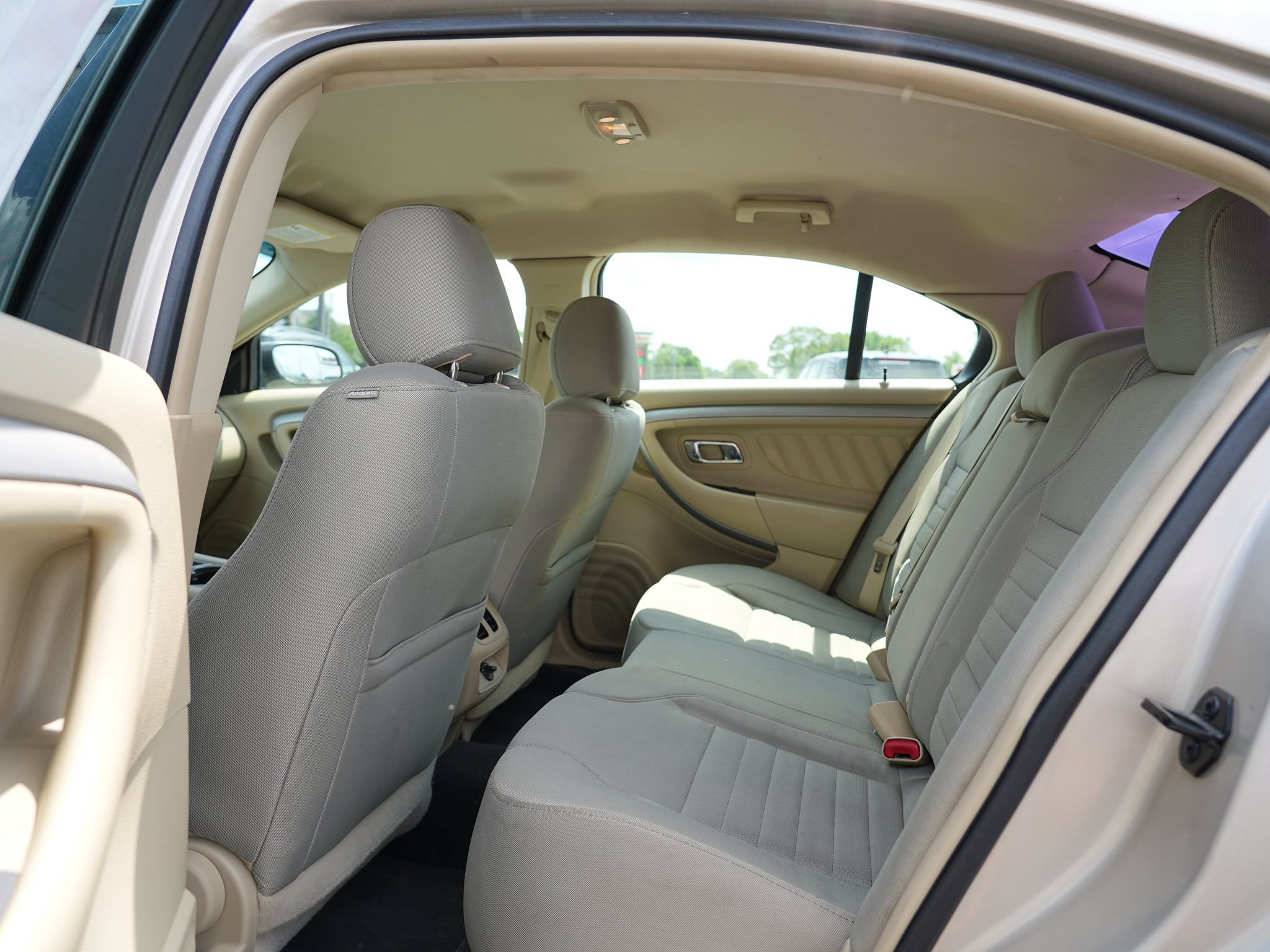 Used 2018 Ford Taurus SE FWD image 19