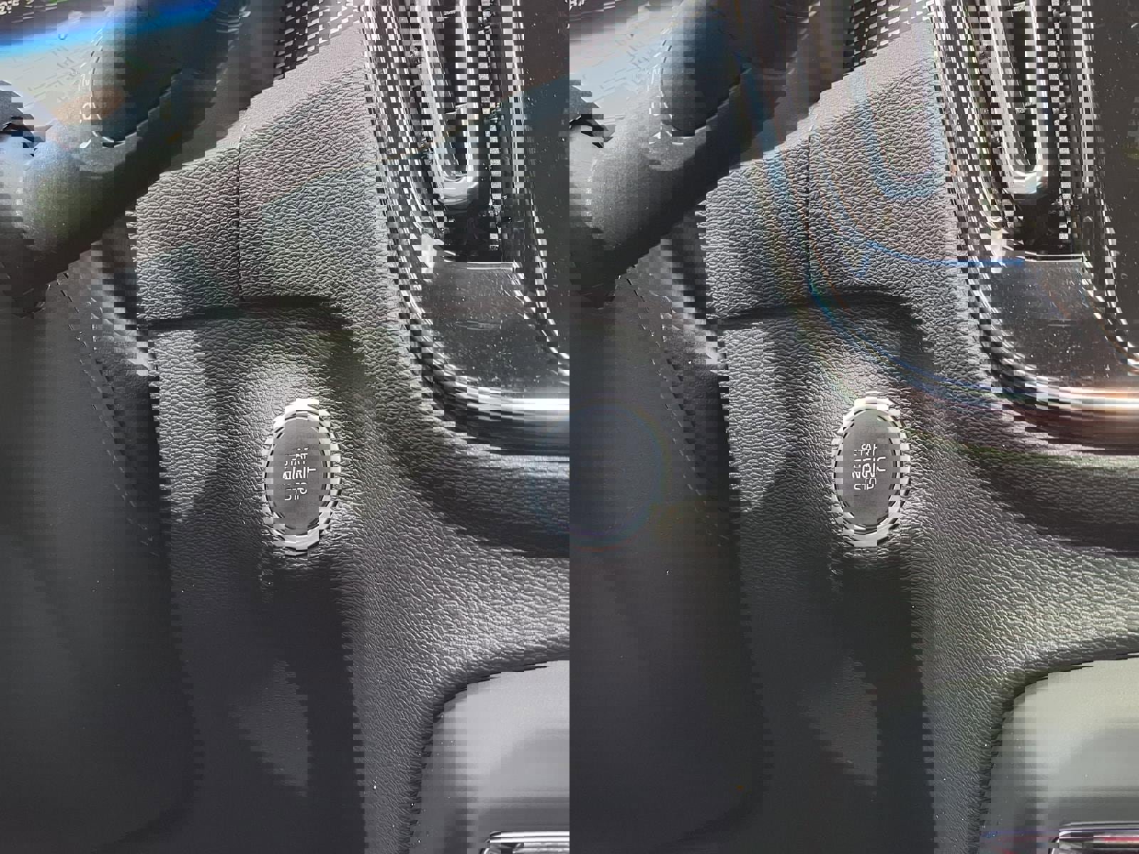 Used 2022 Volvo XC40 T5 R-Design w/ Advanced Package image 28