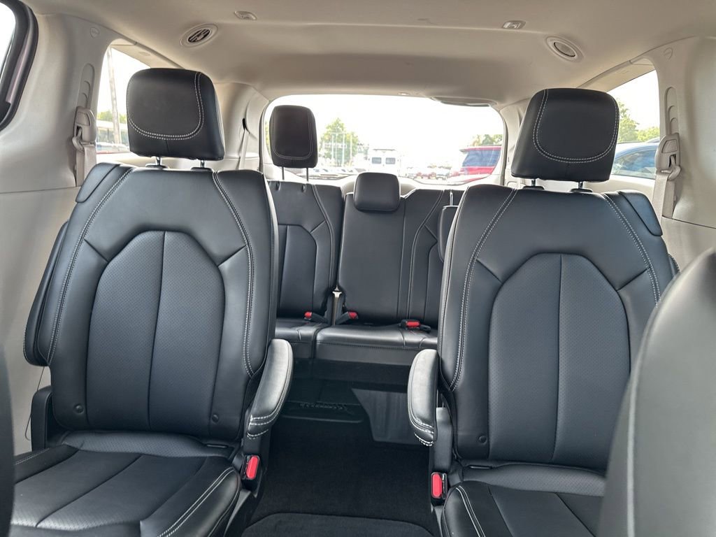 Used 2024 Chrysler Pacifica Touring-L image 26