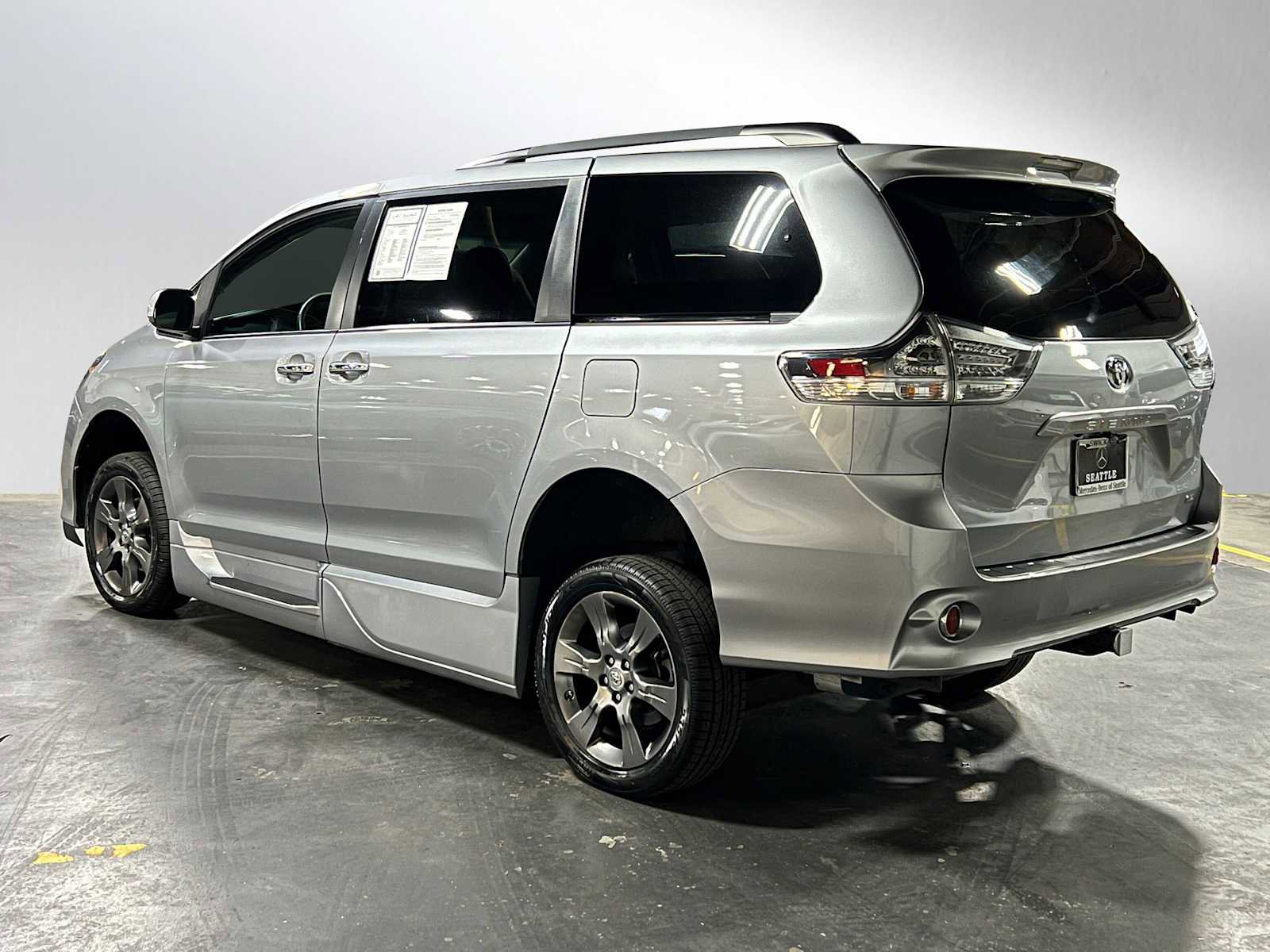 Used 2015 Toyota Sienna SE w/ SE Preferred Package image 5