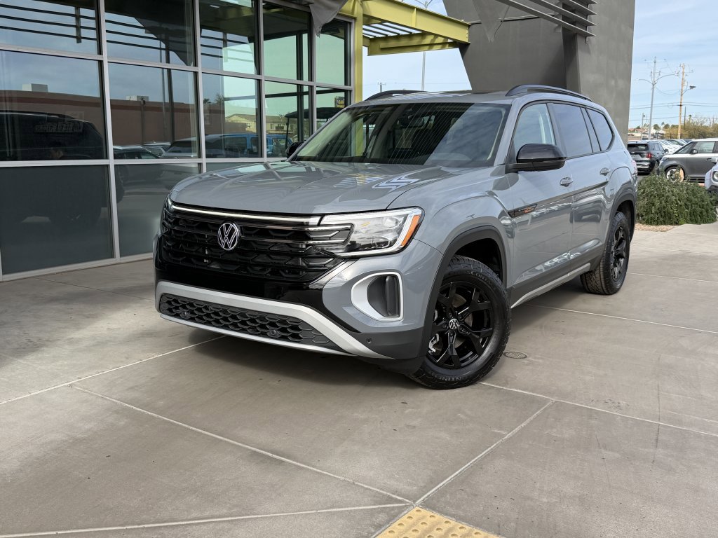 Used 2025 Volkswagen Atlas Peak Edition SE AWD/4WD image 2