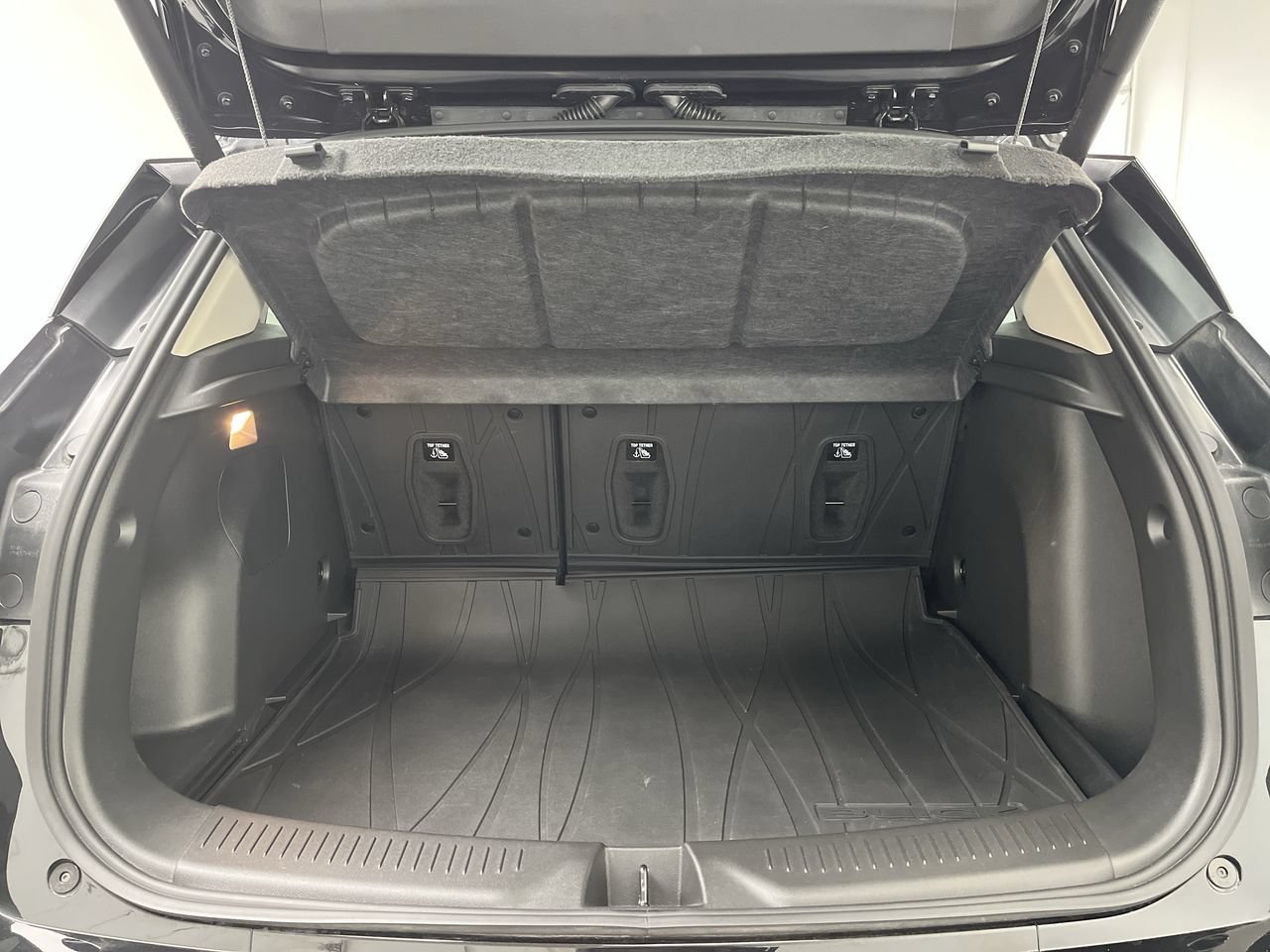 Used 2026 Buick Encore GX Avenir w/ Avenir Technology Package AWD/4WD image 30