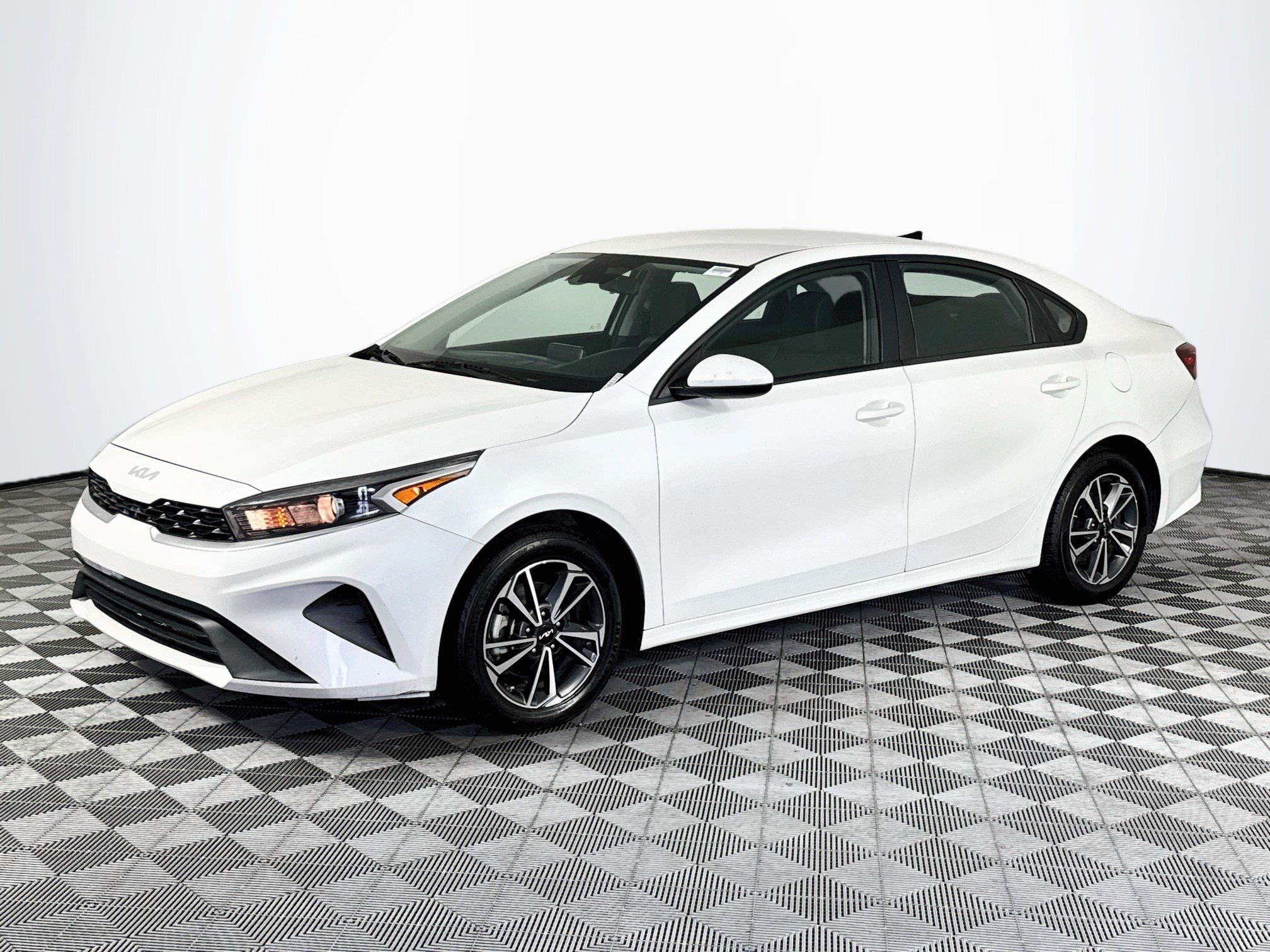 Used 2023 Kia Forte LXS FWD image 4