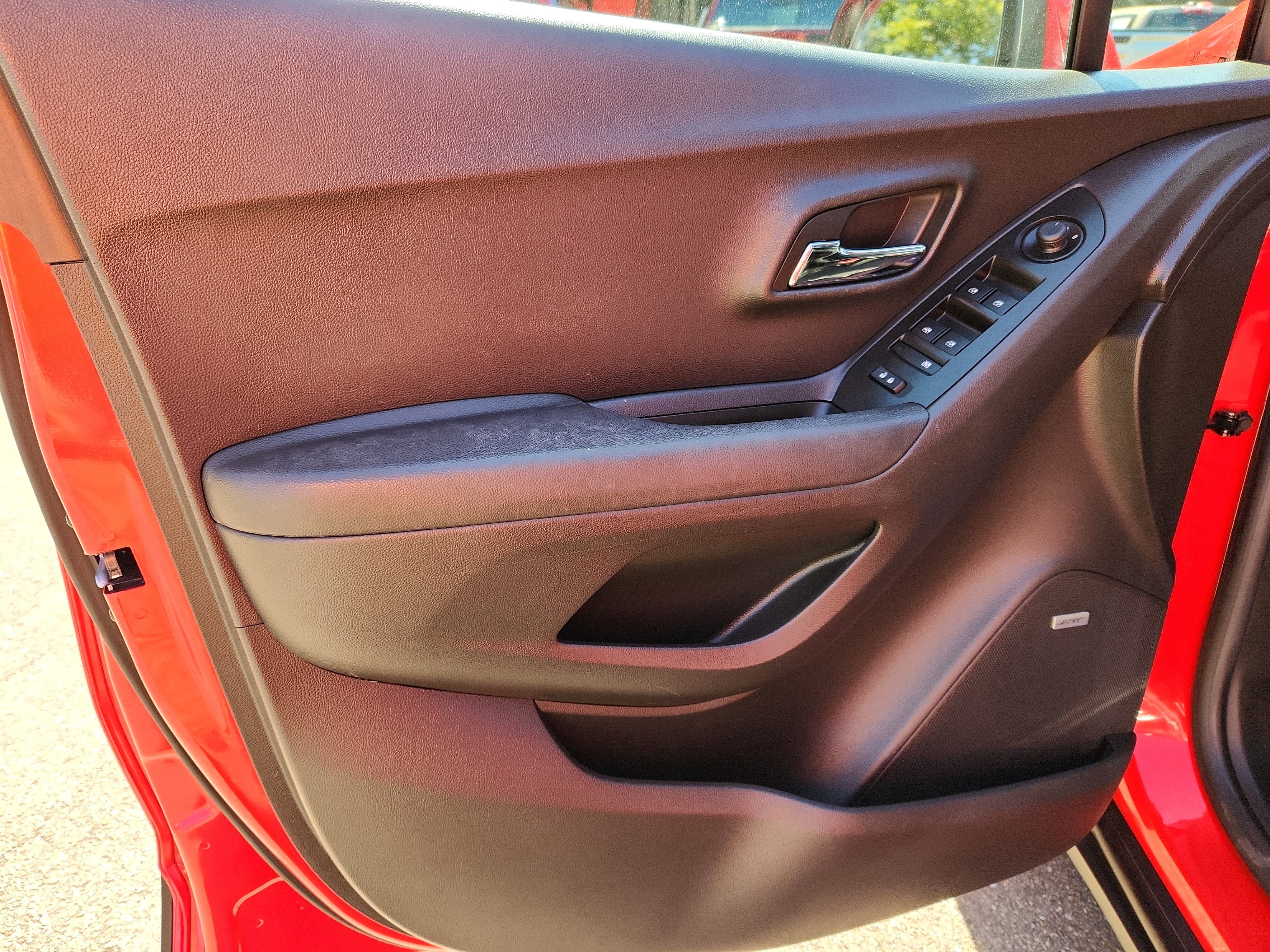 Used 2020 Chevrolet Trax LT w/ Sun & Sound Package image 21