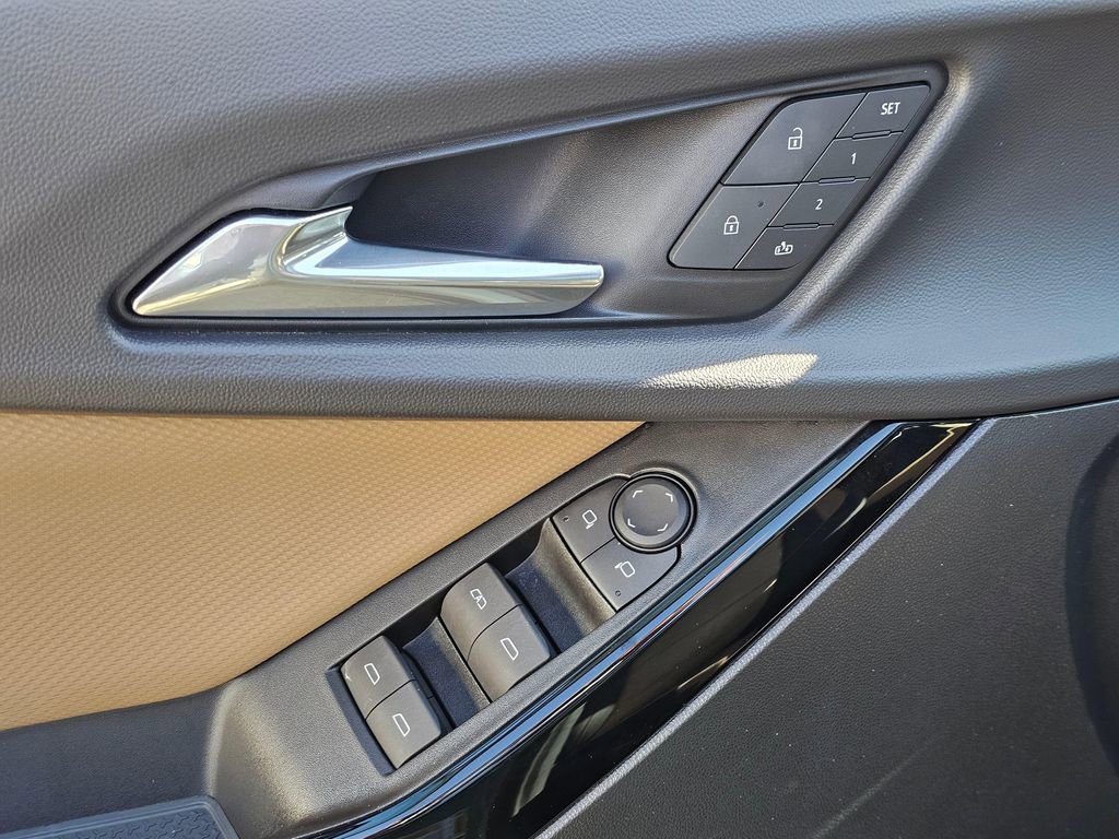 Used 2025 Chevrolet Equinox ACTIV w/ Safety and Technology Package image 22