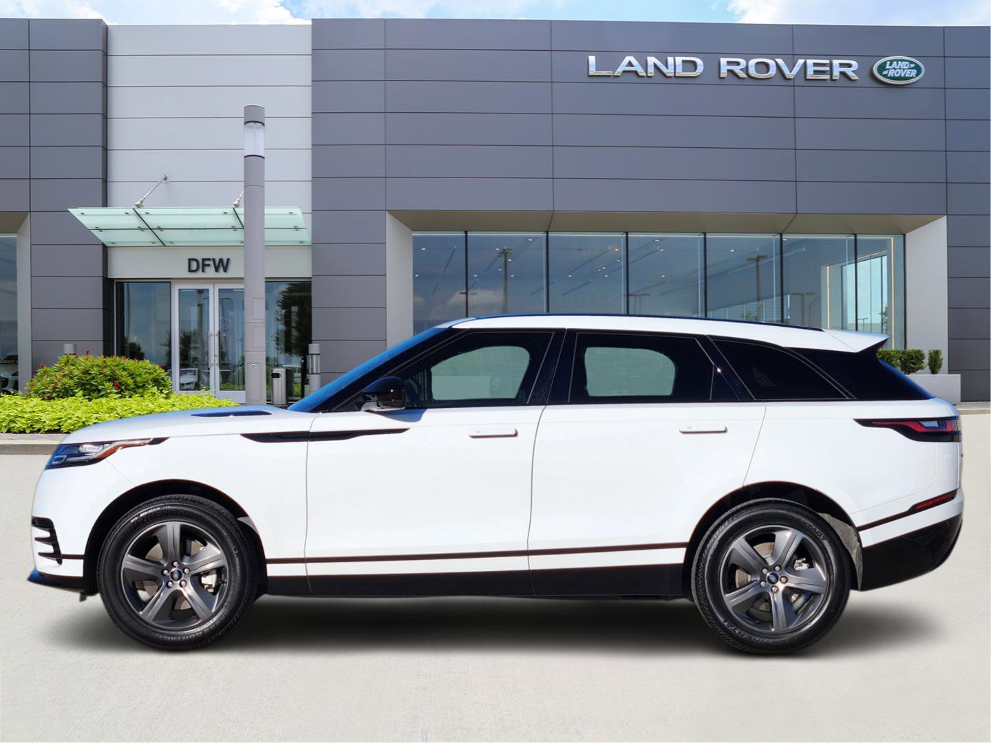Certified 2022 Land Rover Range Rover Velar R-Dynamic S image 3