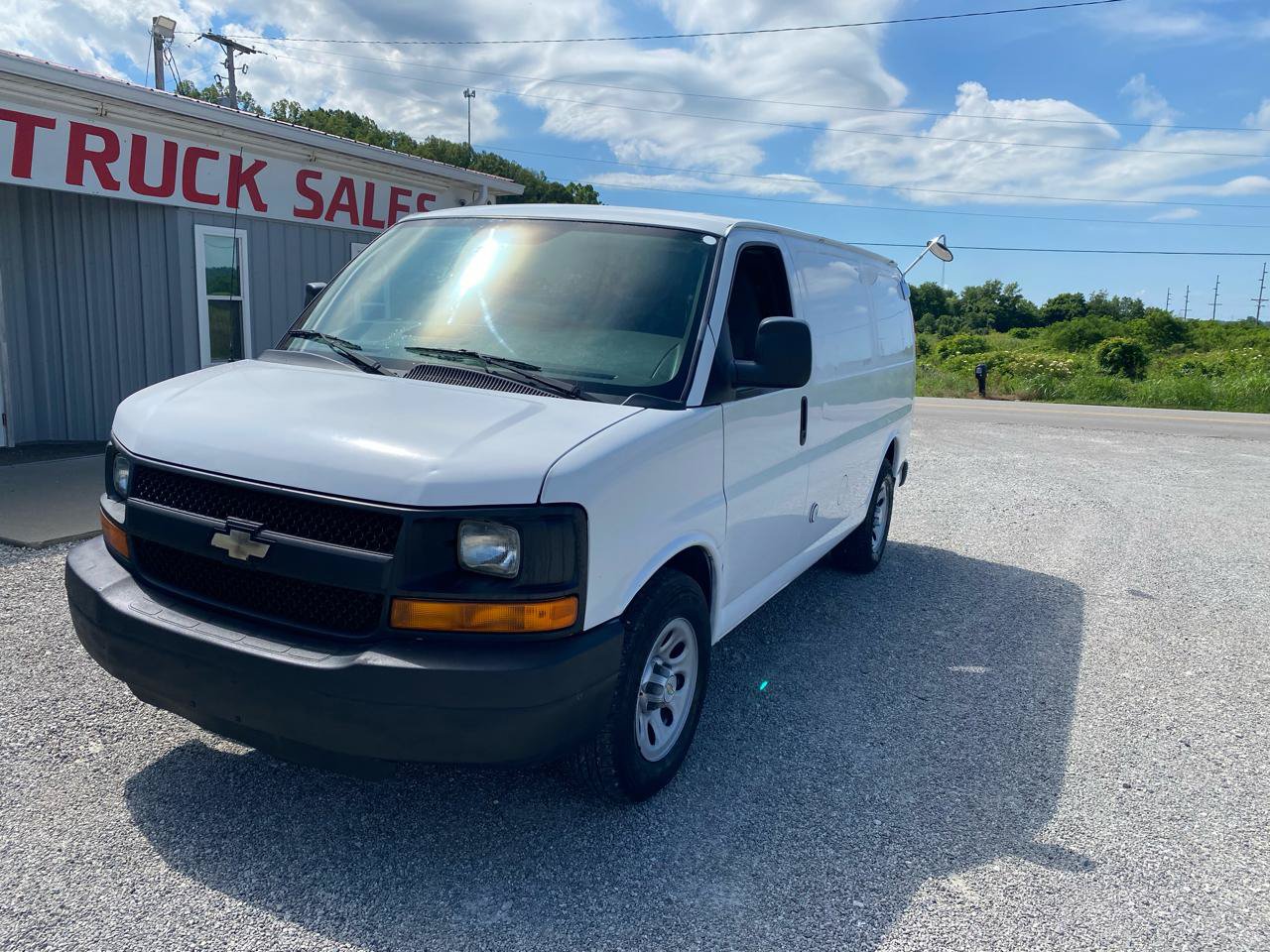 Used 2010 Chevrolet Express 1500 RWD image 3