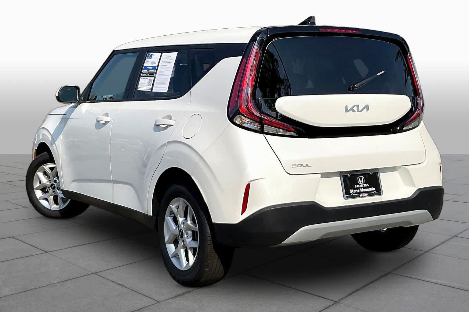 Used 2025 Kia Soul LX w/ LX Technology Package FWD image 12