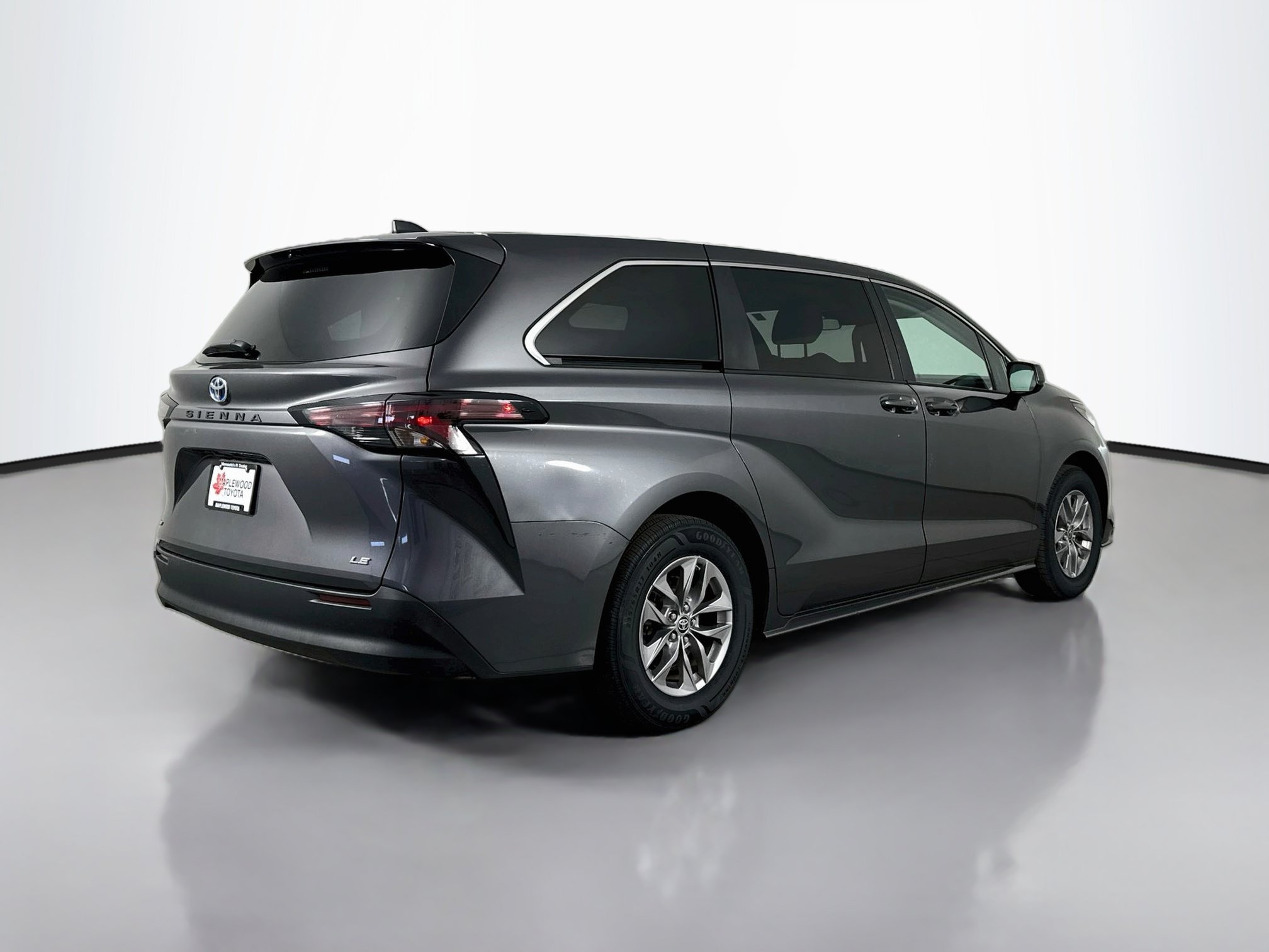 Certified 2025 Toyota Sienna LE FWD image 7