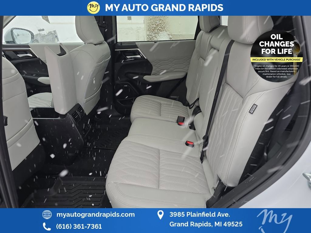 Used 2025 Mitsubishi Outlander SEL image 29