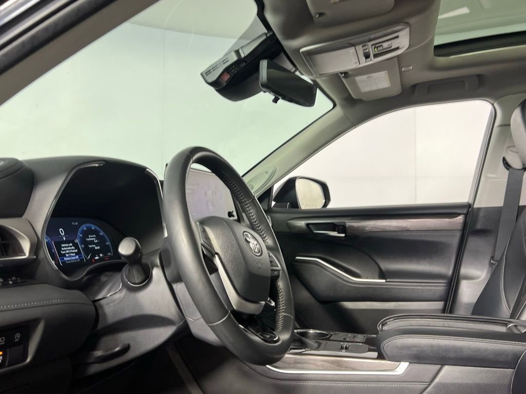 Used 2024 Toyota Highlander Platinum FWD image 18