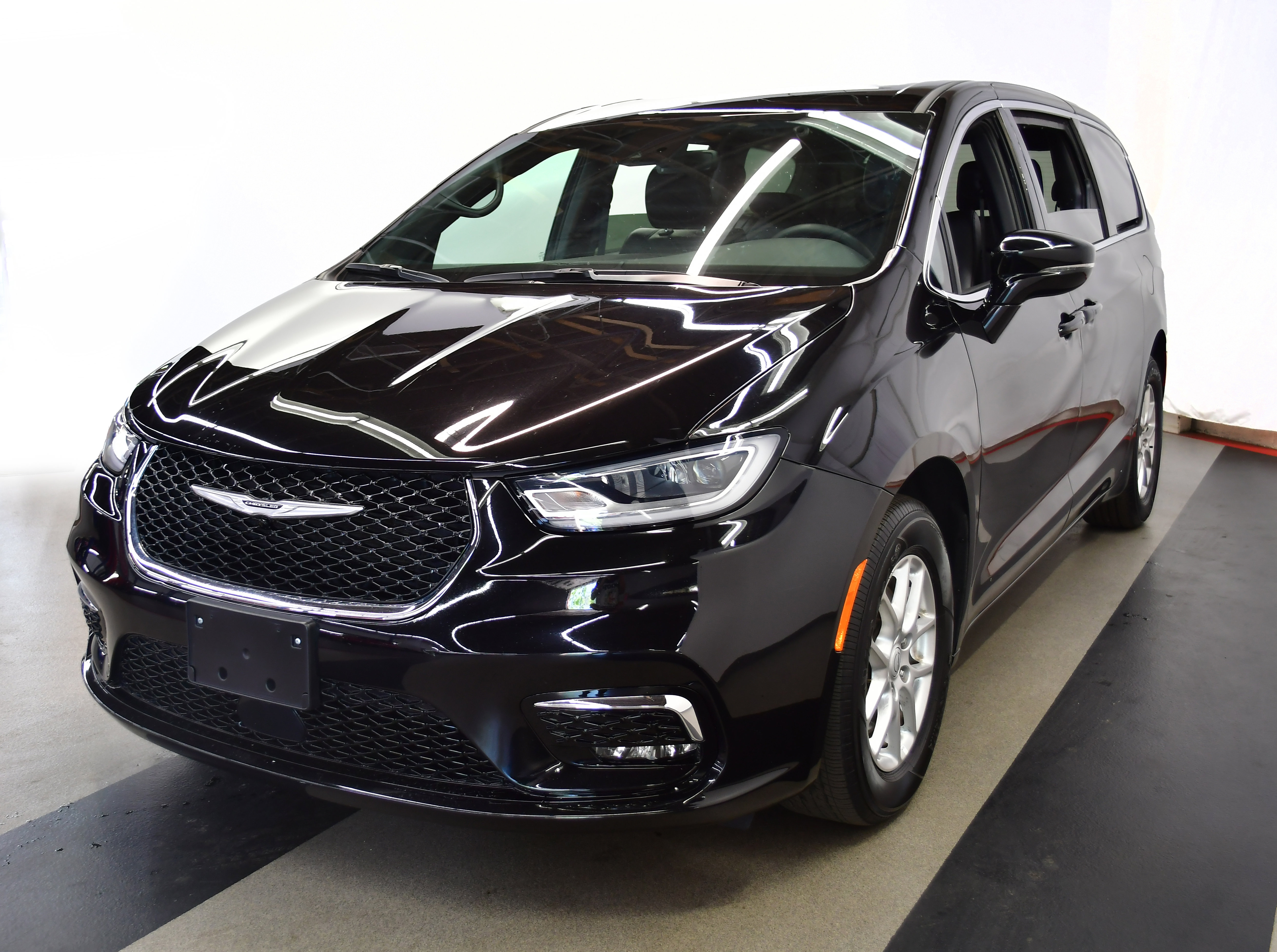 Used 2025 Chrysler Pacifica Select FWD image 4