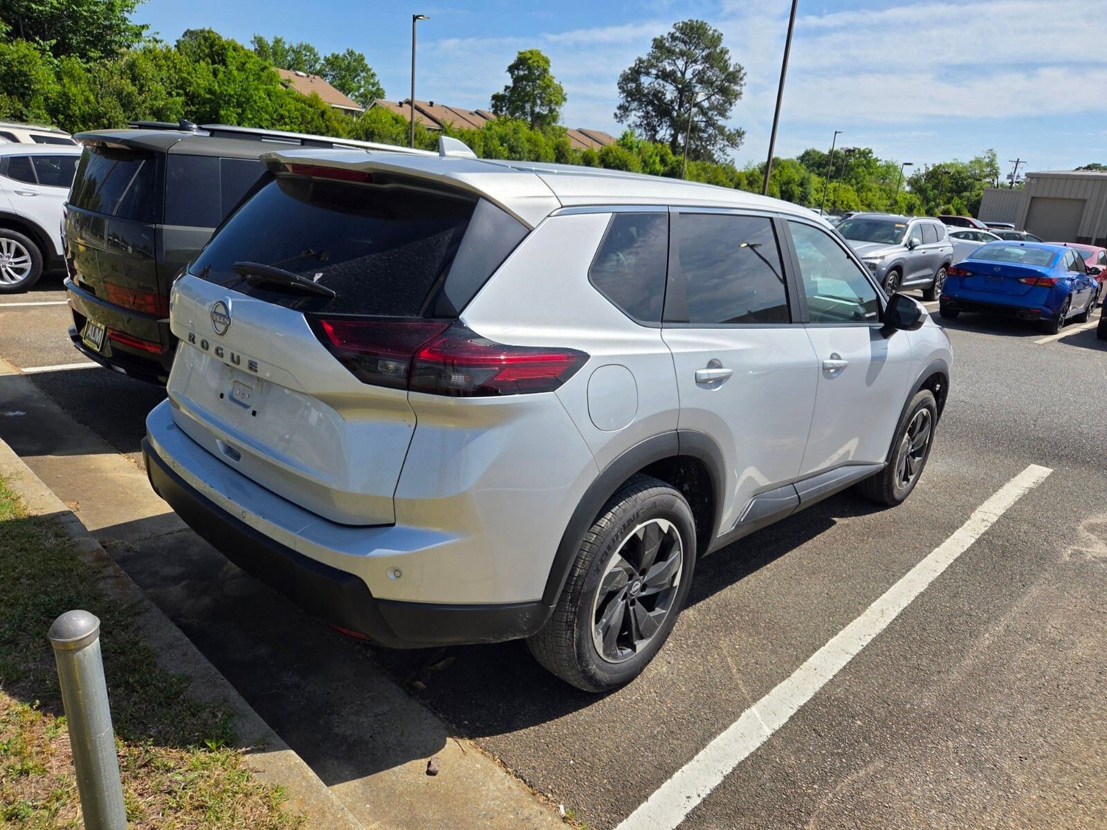 Used 2025 Nissan Rogue SV image 10