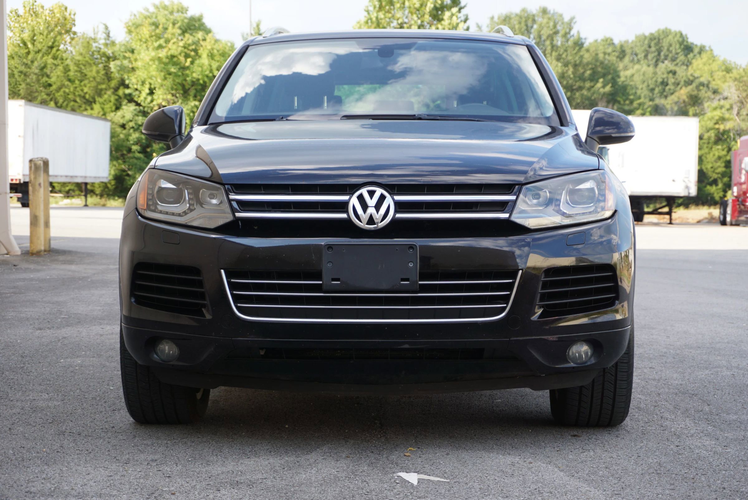 Used 2014 Volkswagen Touareg Sport image 2