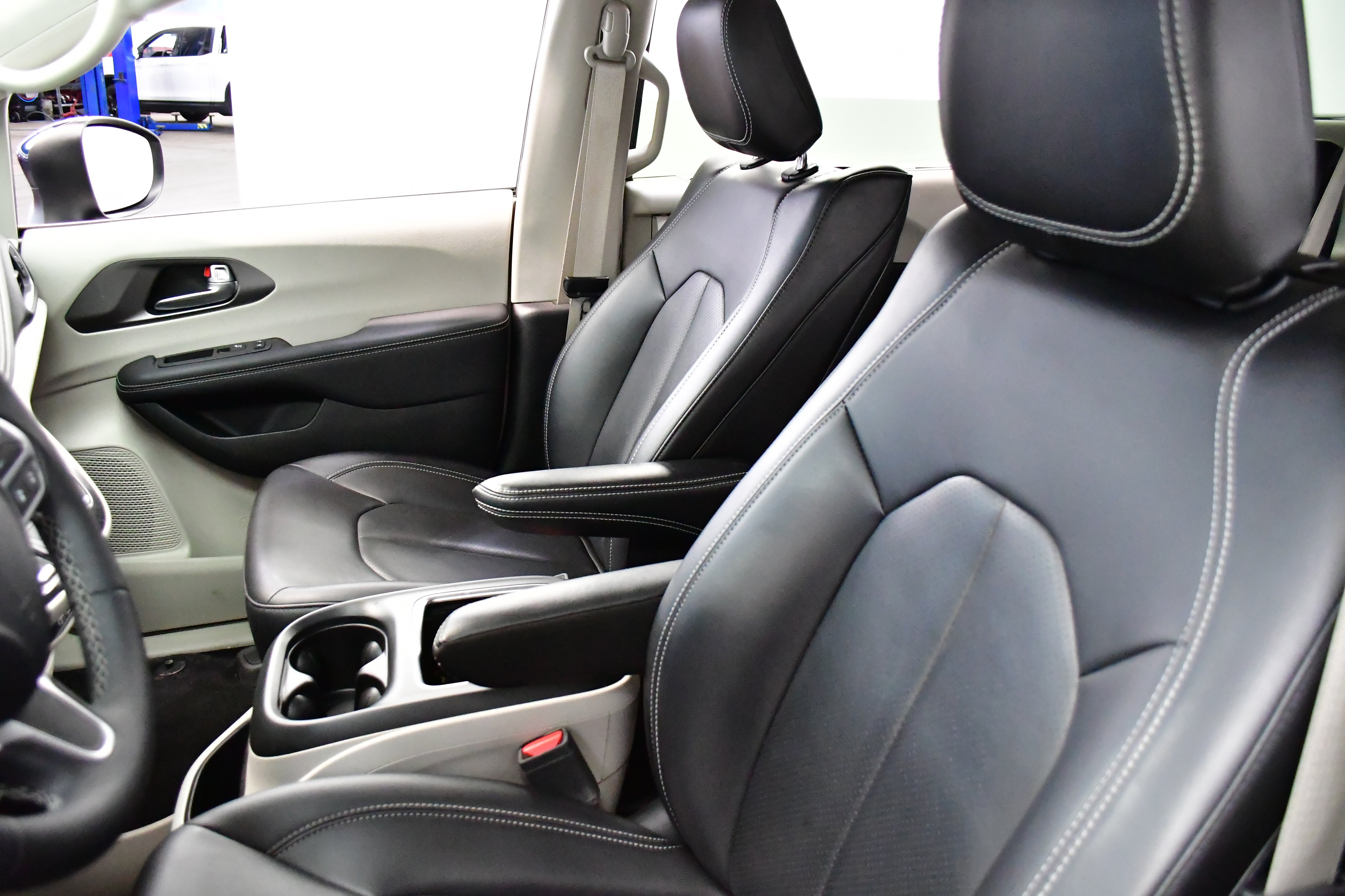 Used 2023 Chrysler Pacifica Touring-L w/ Uconnect Theater Family Group FWD image 11