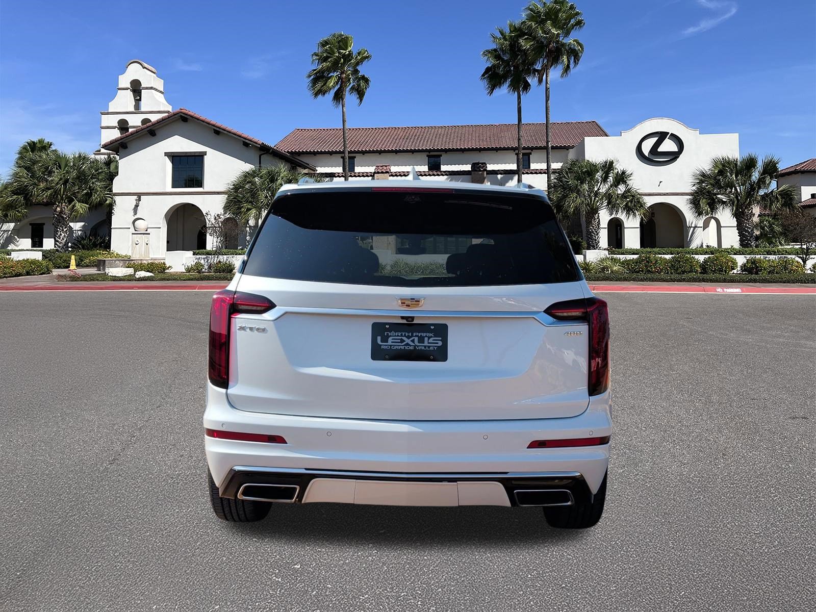 Used 2023 Cadillac XT6 Premium Luxury w/ Technology Package FWD image 3