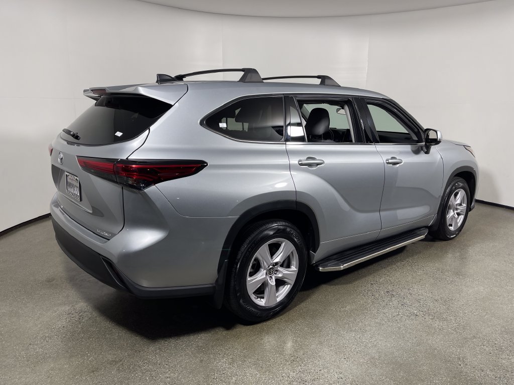 Used 2022 Toyota Highlander LE AWD/4WD image 3