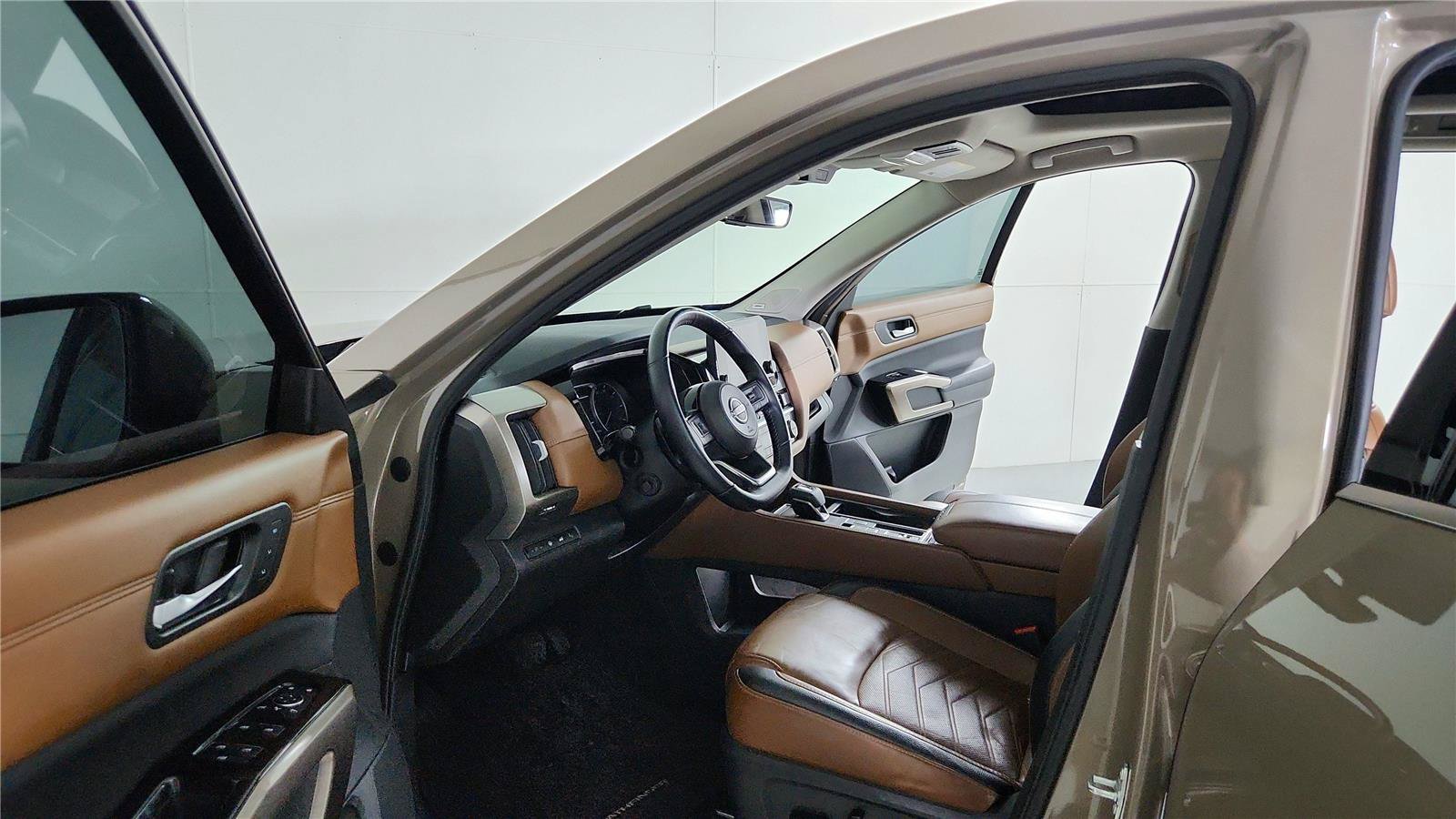 Used 2023 Nissan Pathfinder Platinum w/ Cargo Package FWD image 9