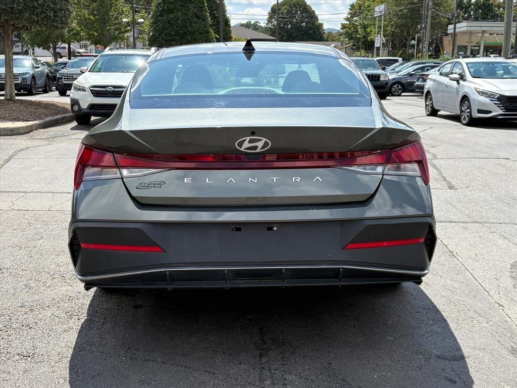 Used 2024 Hyundai Elantra SE FWD image 5