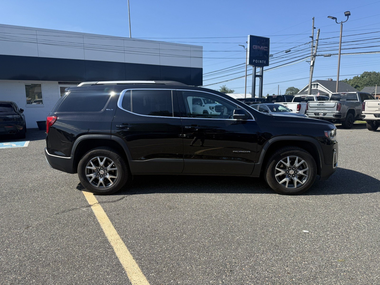 Used 2023 GMC Acadia SLT AWD/4WD image 2