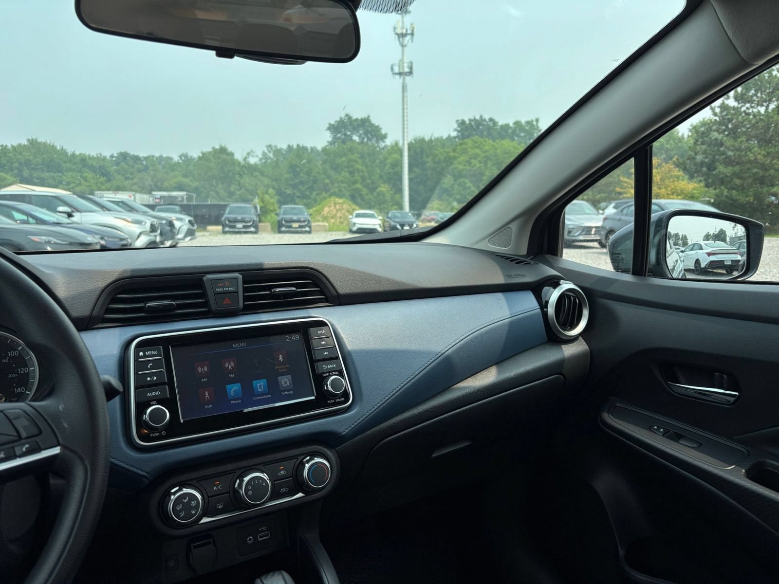 Used 2025 Nissan Versa SV FWD image 33