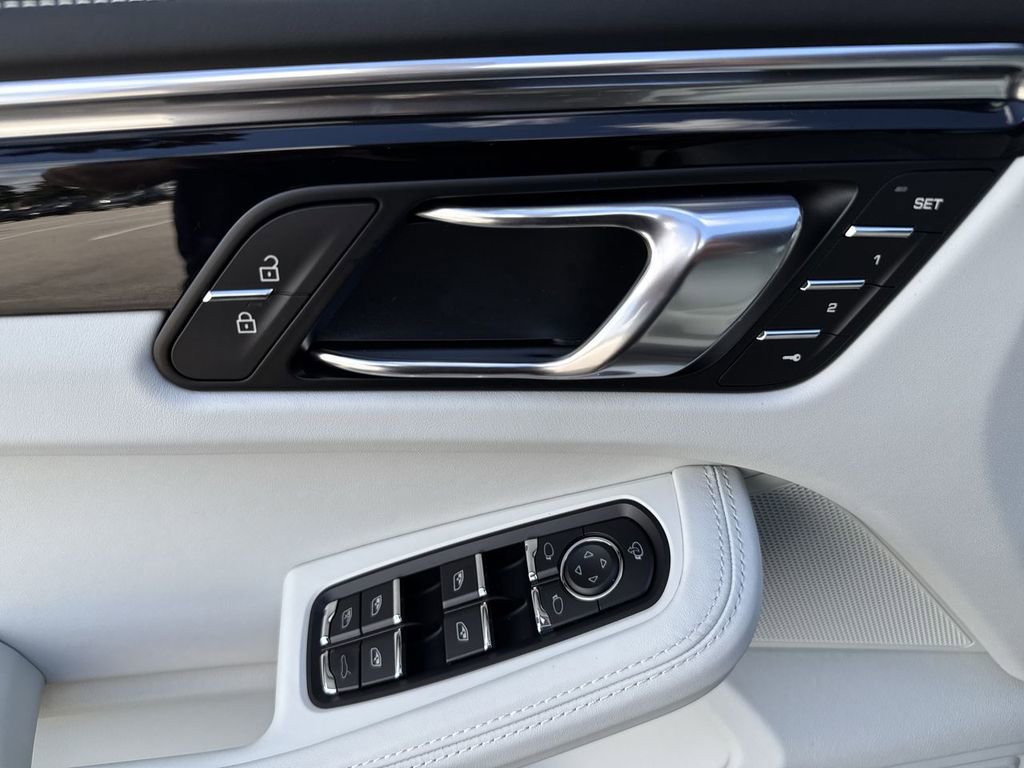 New 2026 Porsche Macan image 17