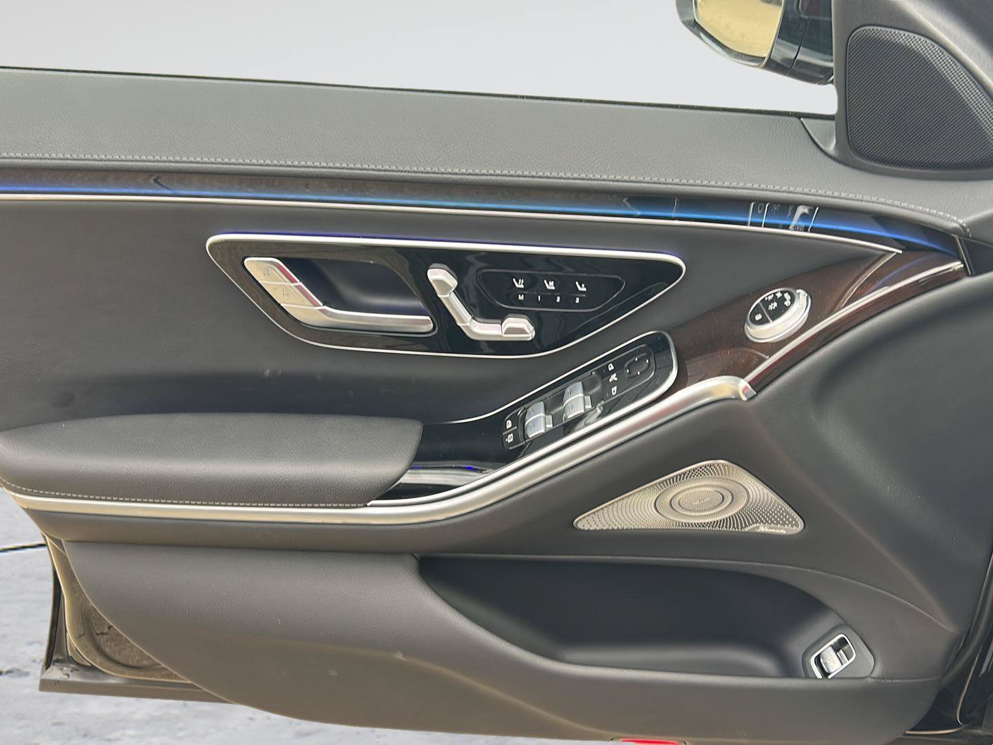 Used 2022 Mercedes-Benz S 500 4MATIC w/ 3D Technology Package image 12