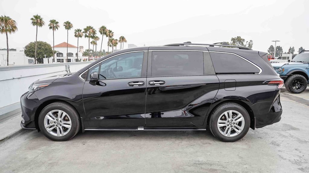 Used 2024 Toyota Sienna XLE w/ XLE Plus Package FWD image 14