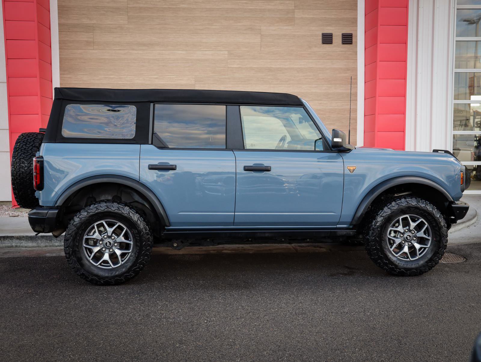 Used 2024 Ford Bronco Badlands image 2