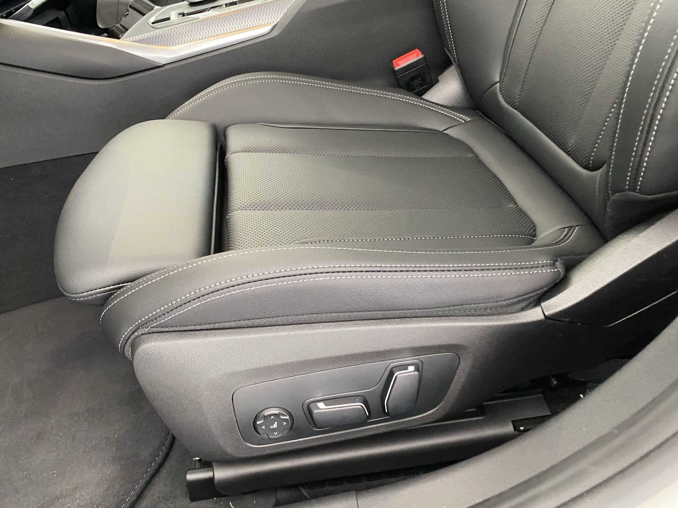 Used 2025 BMW 330i xDrive Sedan w/ Convenience Package image 12