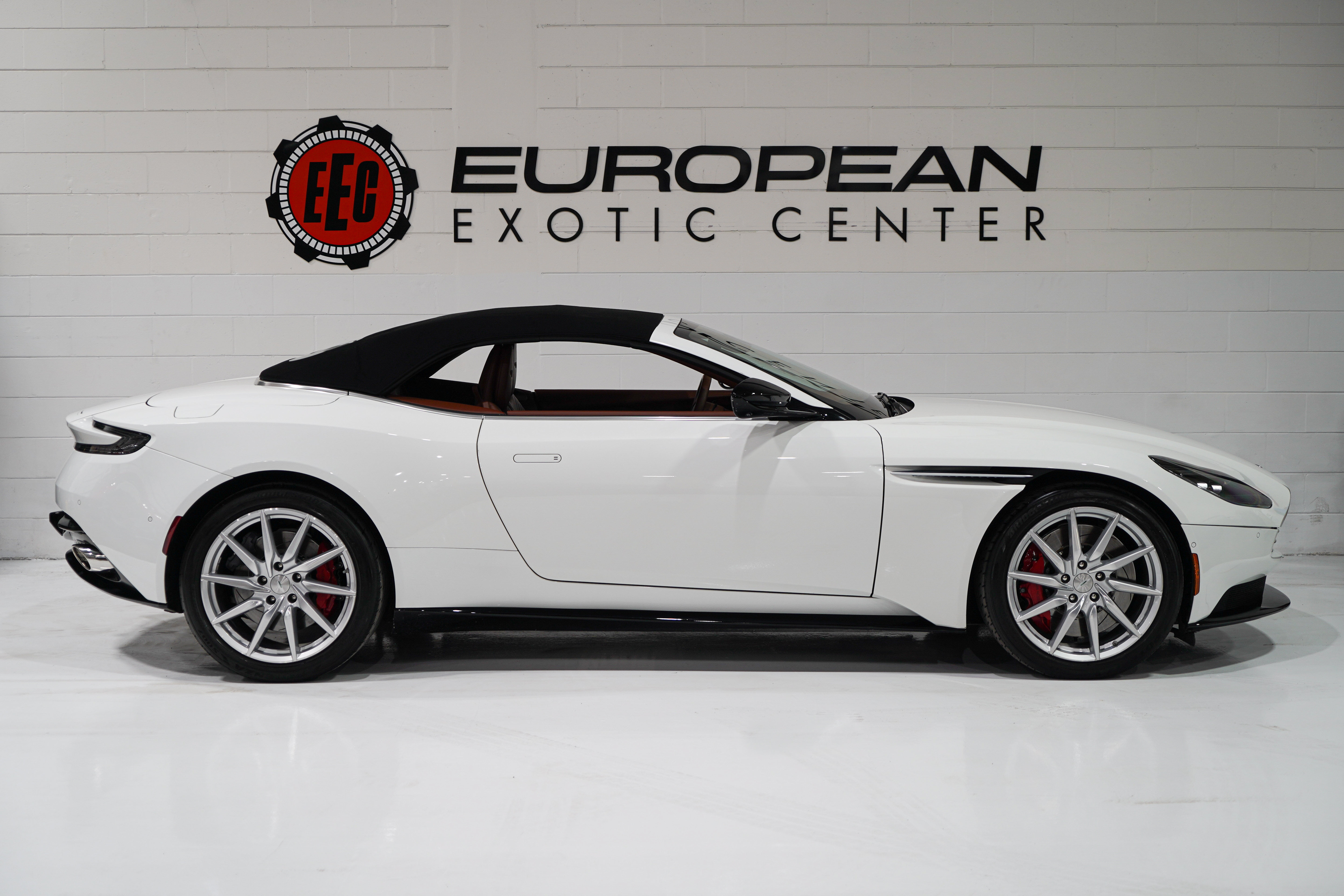 Used 2020 Aston Martin DB11 Volante RWD image 8