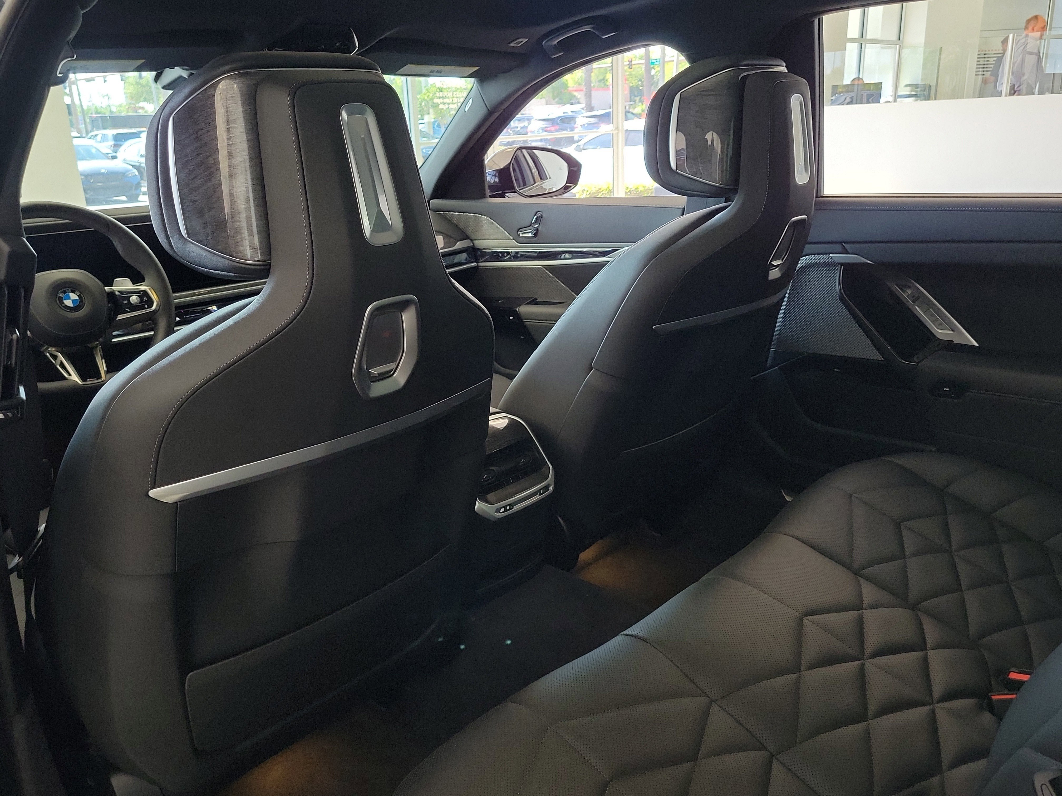 Used 2025 BMW 740i w/ Premium Package RWD image 11