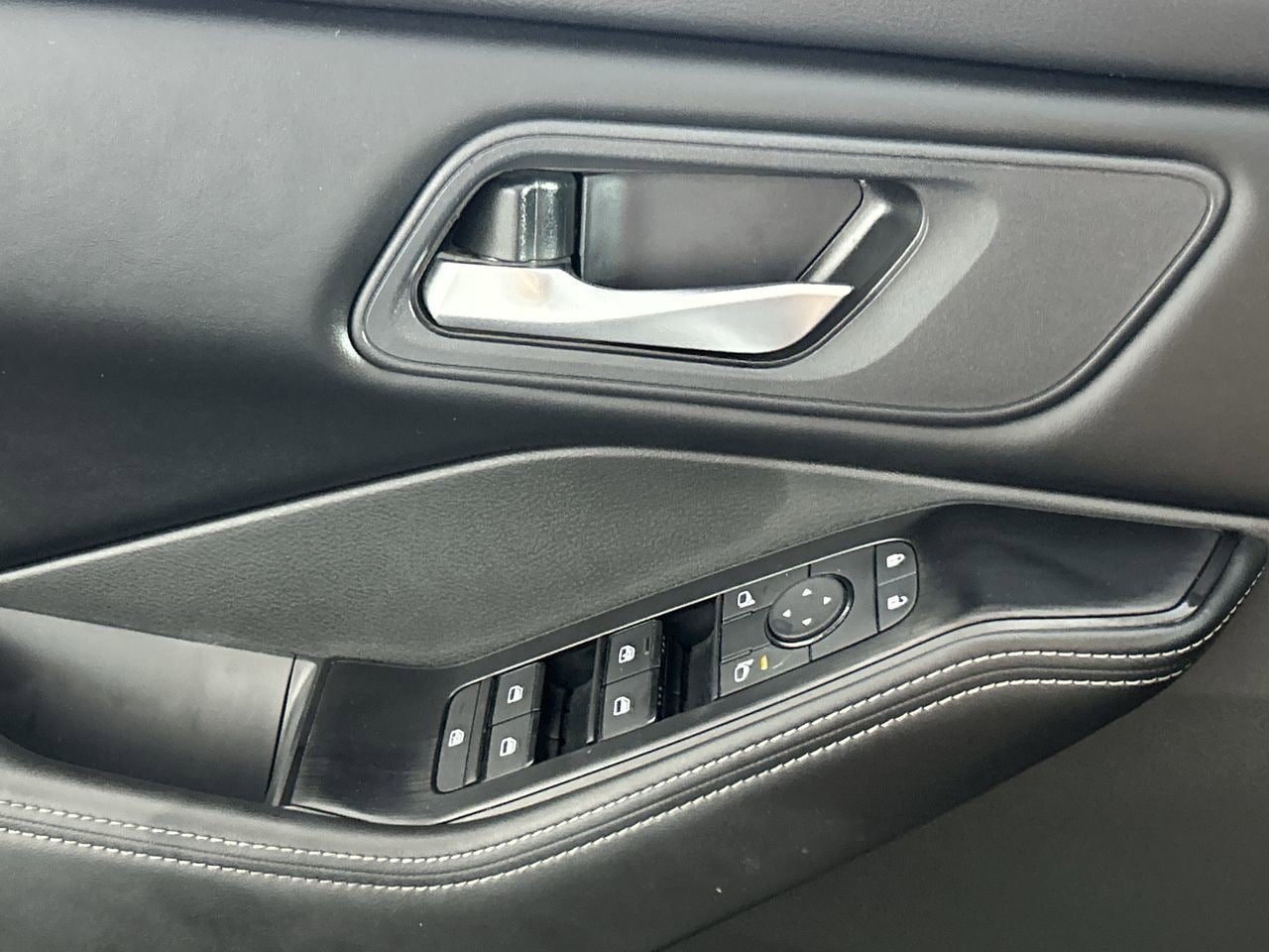 Used 2025 Nissan Rogue SV FWD image 19
