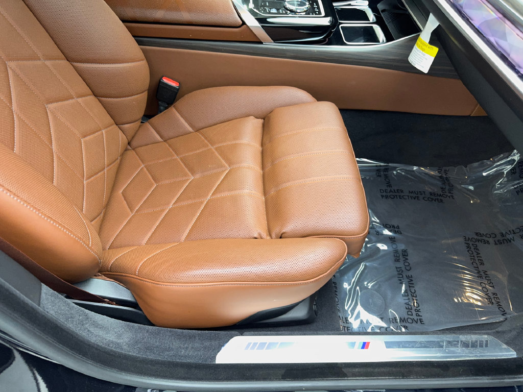 Used 2024 BMW i7 xDrive60 w/ Executive Package AWD/4WD image 45