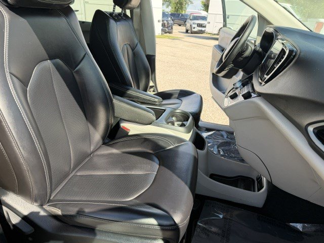 Used 2023 Chrysler Pacifica Touring-L FWD image 40