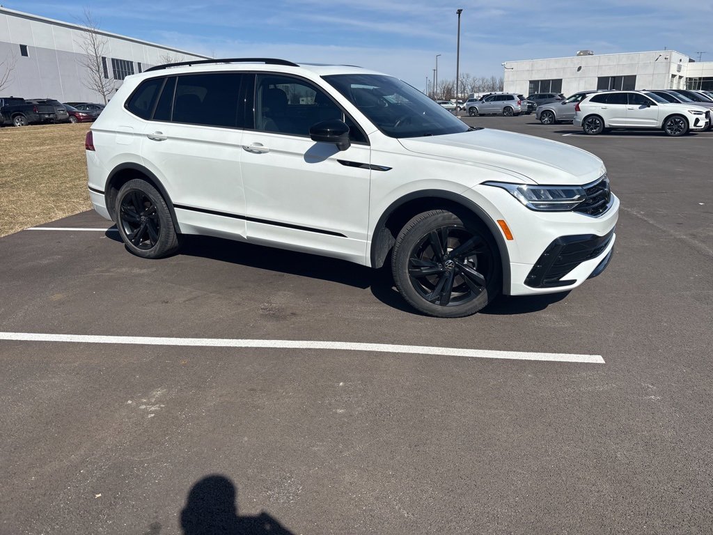 Used 2023 Volkswagen Tiguan SE R-Line image 2
