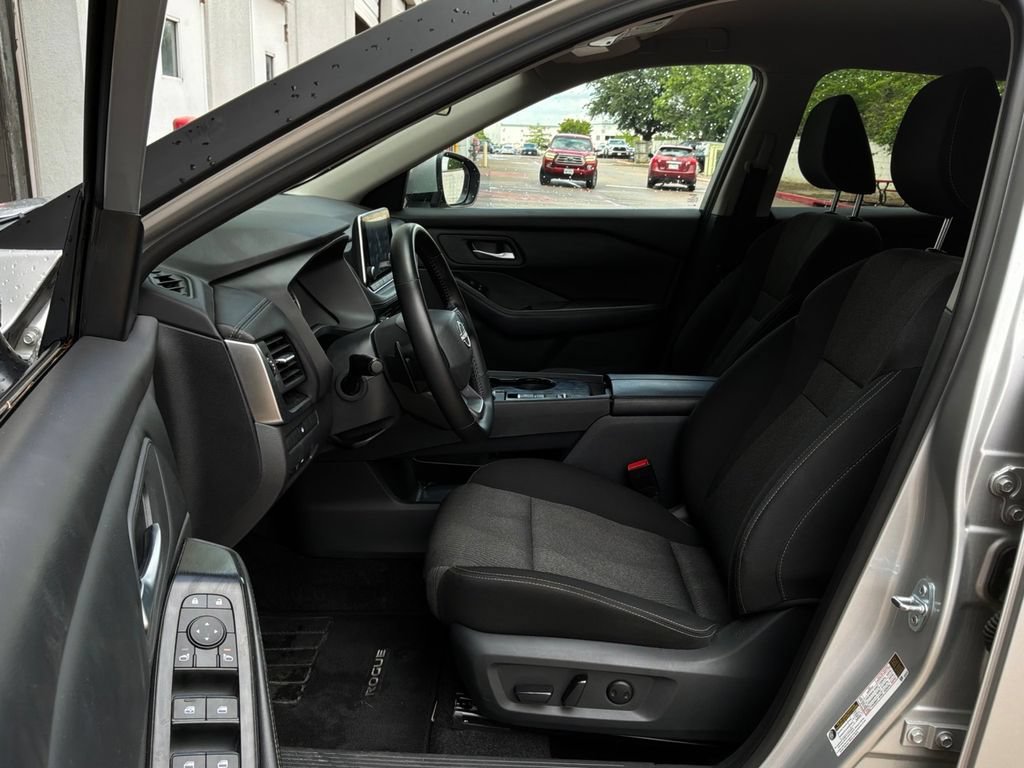 Used 2025 Nissan Rogue SV FWD image 8